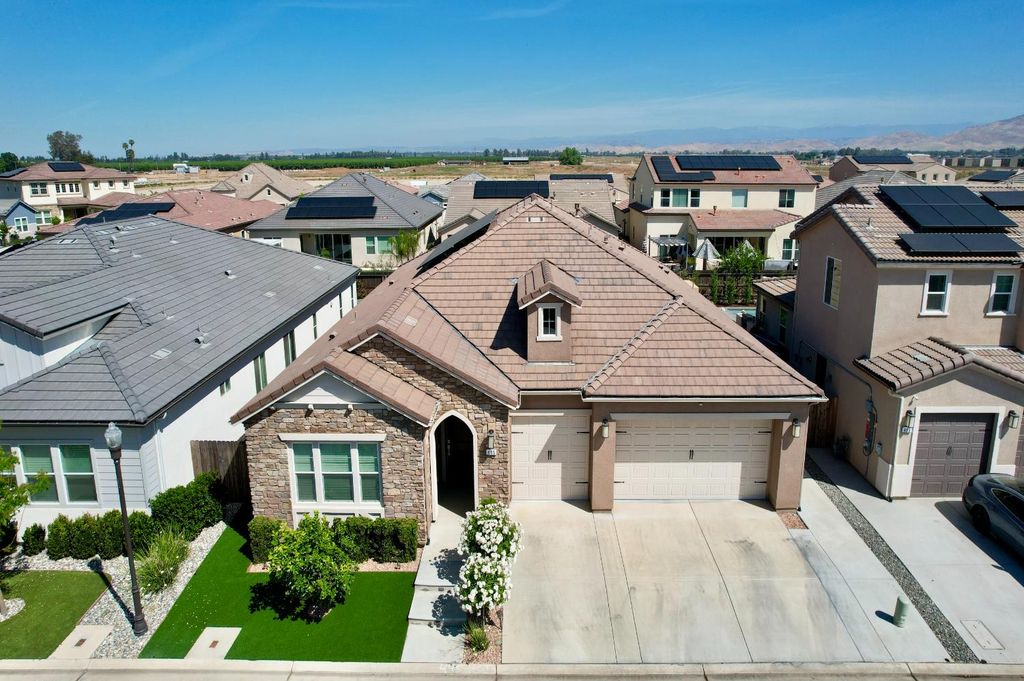 Image 2 of property listing at 445 Bloom Lane, Clovis, CA 93619