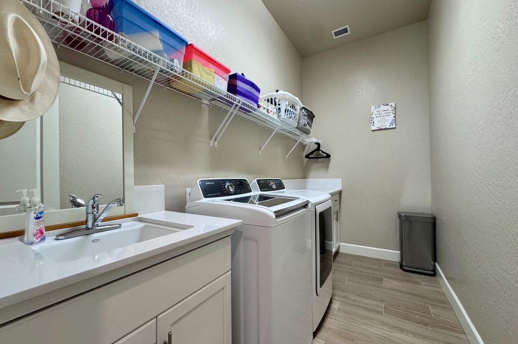 Image 25 of property listing at 445 Bloom Lane, Clovis, CA 93619
