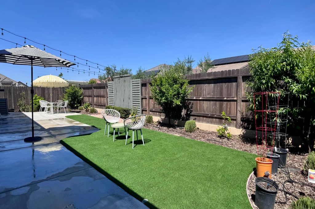 Image 27 of property listing at 445 Bloom Lane, Clovis, CA 93619