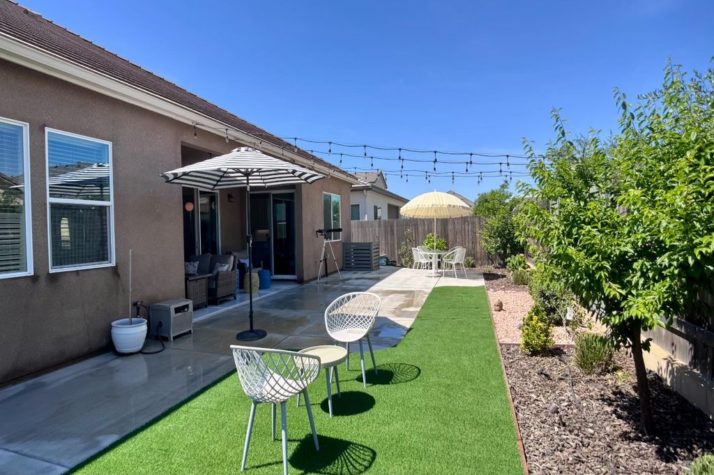 Image 28 of property listing at 445 Bloom Lane, Clovis, CA 93619