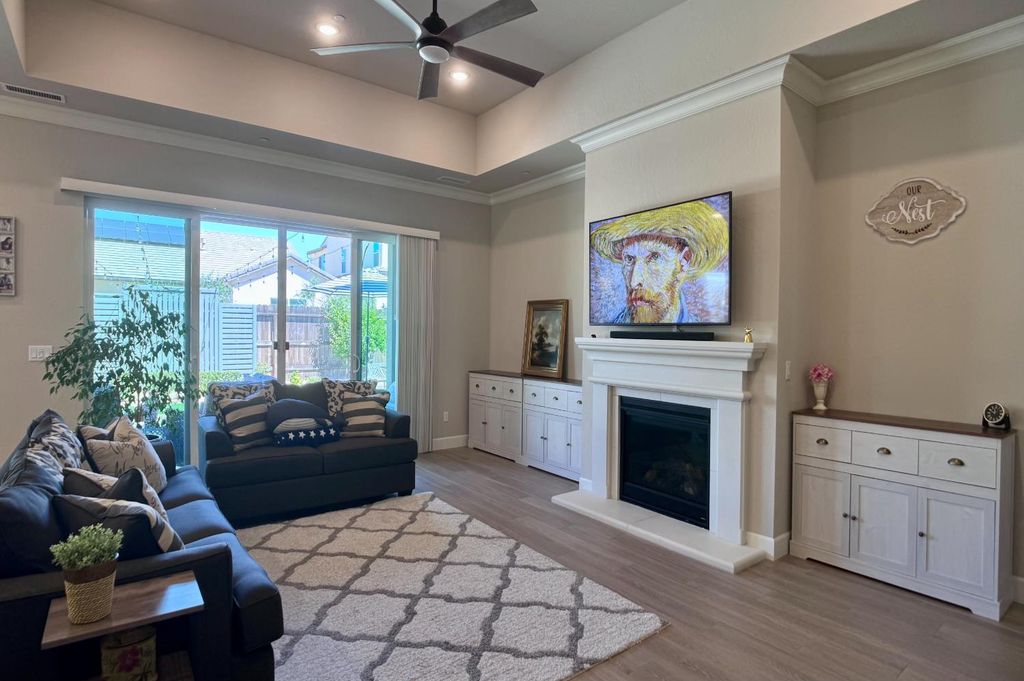 Image 3 of property listing at 445 Bloom Lane, Clovis, CA 93619