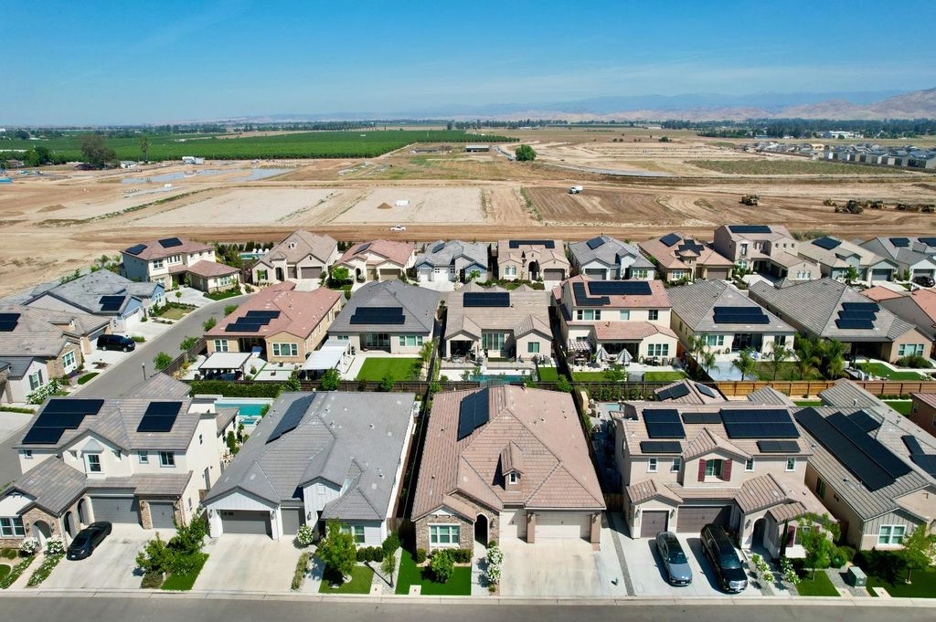 Image 30 of property listing at 445 Bloom Lane, Clovis, CA 93619