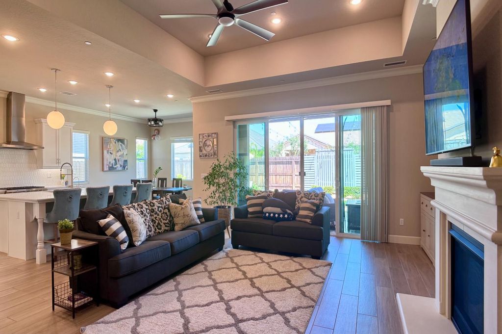 Image 4 of property listing at 445 Bloom Lane, Clovis, CA 93619