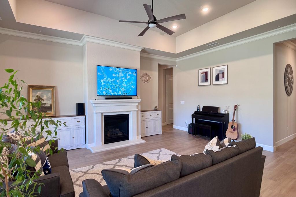 Image 5 of property listing at 445 Bloom Lane, Clovis, CA 93619