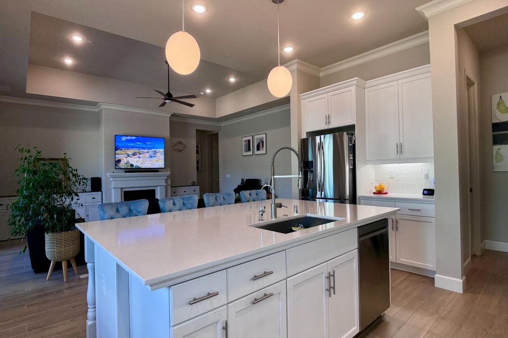Image 8 of property listing at 445 Bloom Lane, Clovis, CA 93619