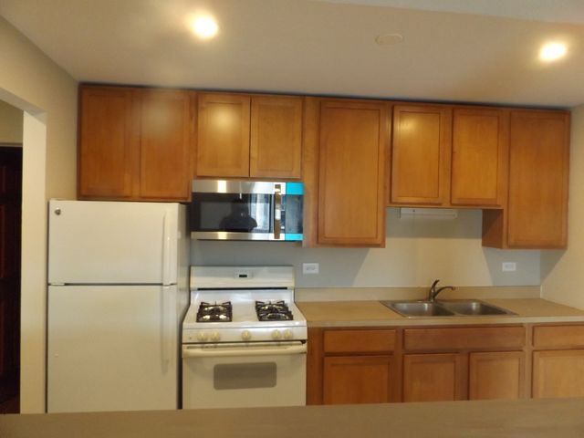 710 W Huntington Commons Road 3A, Mount Prospect, IL 60056