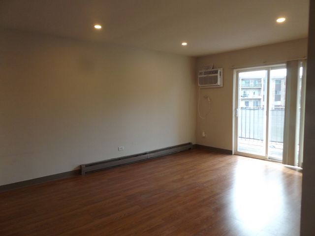 710 W Huntington Commons Road 3A, Mount Prospect, IL 60056