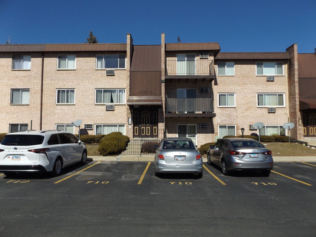 710 W Huntington Commons Road 3A, Mount Prospect, IL 60056