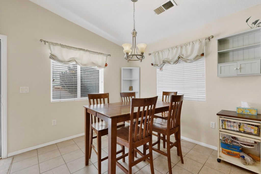 Image 10 of property listing at 65 Rosa Avenue SW, Los Lunas, NM 87031