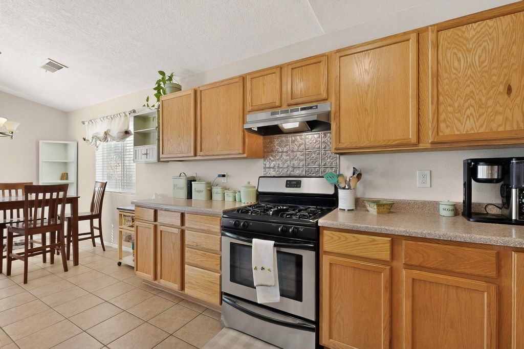 Image 13 of property listing at 65 Rosa Avenue SW, Los Lunas, NM 87031