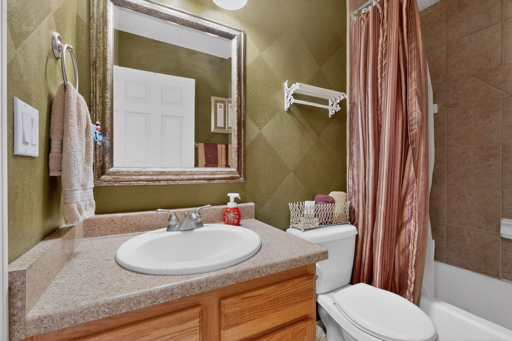 Image 17 of property listing at 65 Rosa Avenue SW, Los Lunas, NM 87031