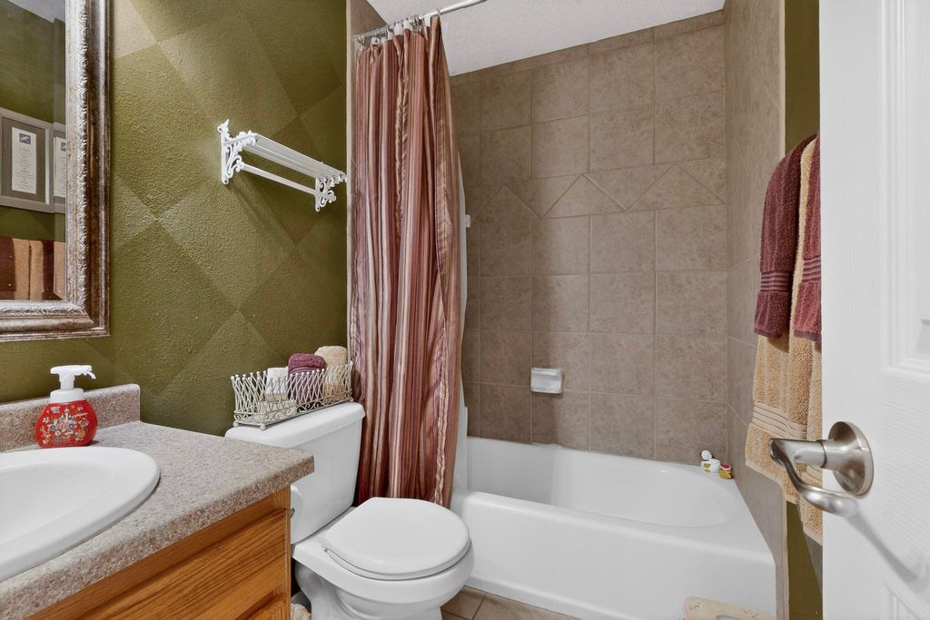 Image 18 of property listing at 65 Rosa Avenue SW, Los Lunas, NM 87031