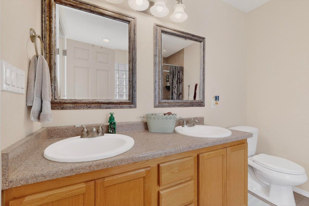 Image 23 of property listing at 65 Rosa Avenue SW, Los Lunas, NM 87031