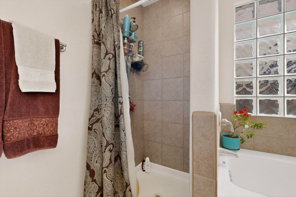 Image 25 of property listing at 65 Rosa Avenue SW, Los Lunas, NM 87031