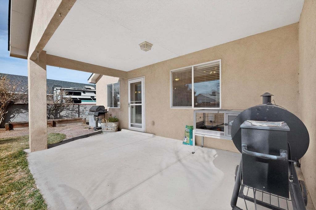 Image 33 of property listing at 65 Rosa Avenue SW, Los Lunas, NM 87031