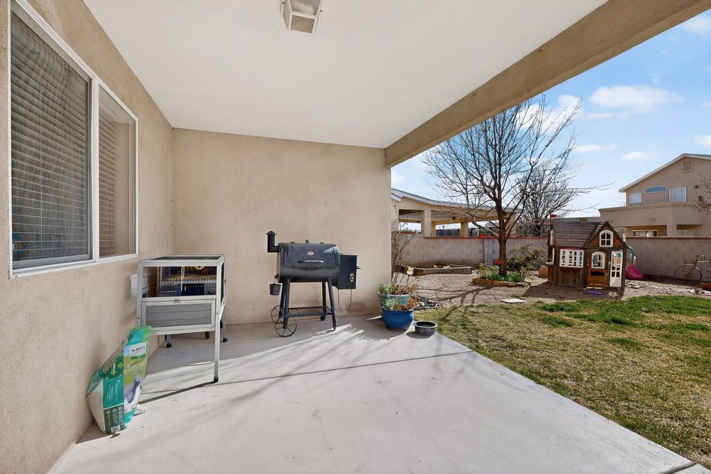 Image 34 of property listing at 65 Rosa Avenue SW, Los Lunas, NM 87031