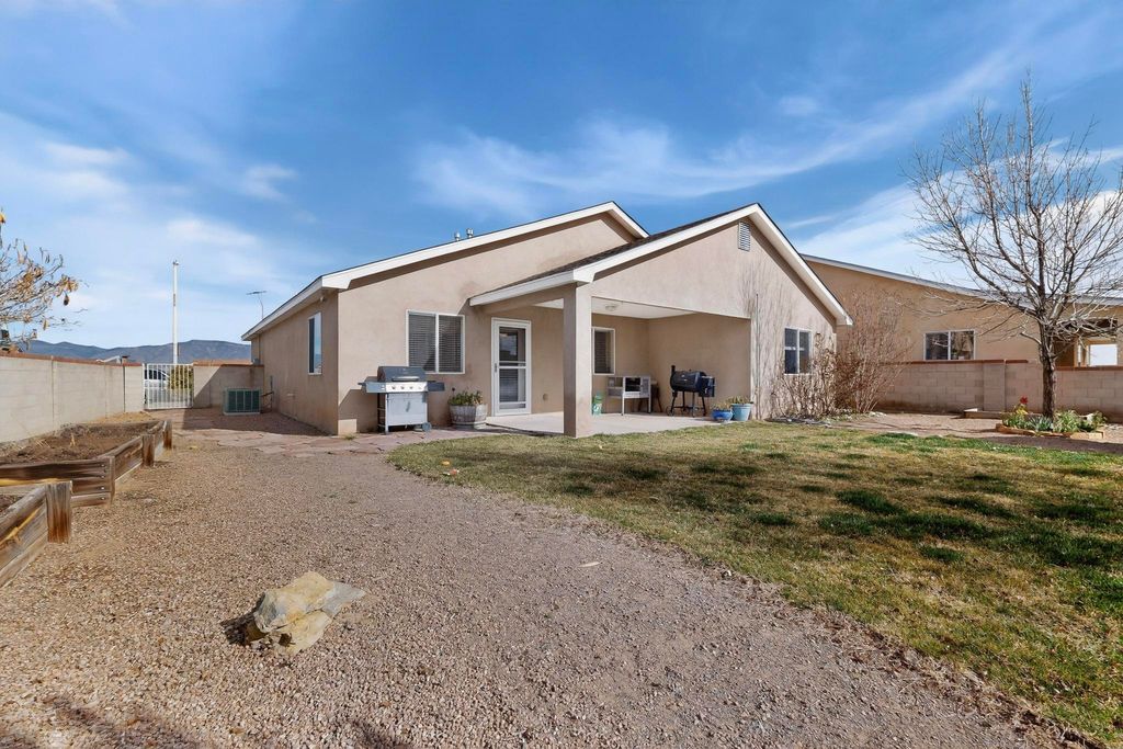 Image 37 of property listing at 65 Rosa Avenue SW, Los Lunas, NM 87031