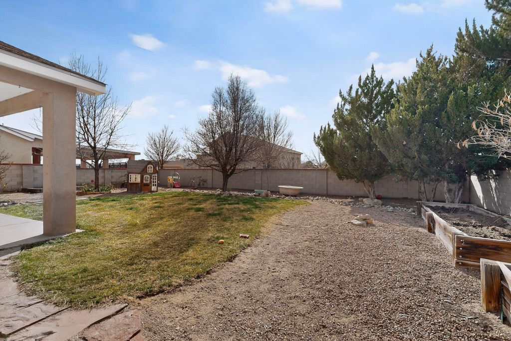 Image 39 of property listing at 65 Rosa Avenue SW, Los Lunas, NM 87031