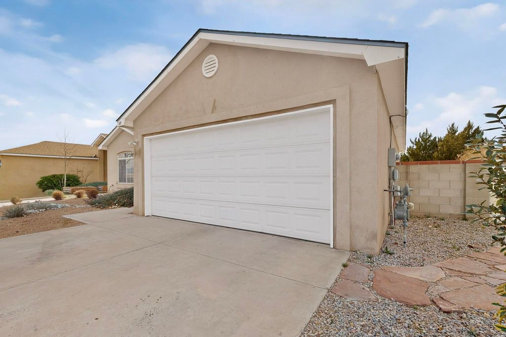 Image 4 of property listing at 65 Rosa Avenue SW, Los Lunas, NM 87031