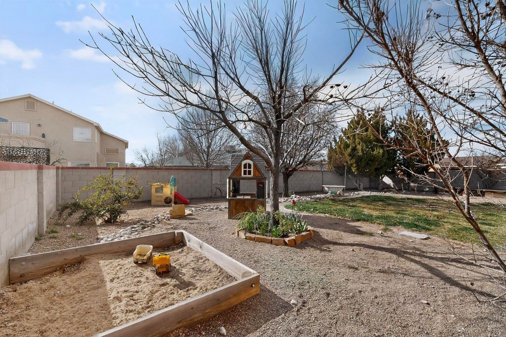 Image 40 of property listing at 65 Rosa Avenue SW, Los Lunas, NM 87031