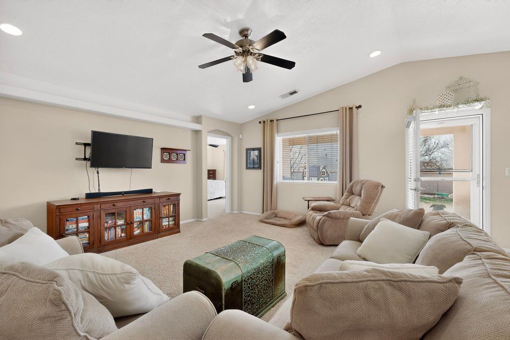 Image 6 of property listing at 65 Rosa Avenue SW, Los Lunas, NM 87031