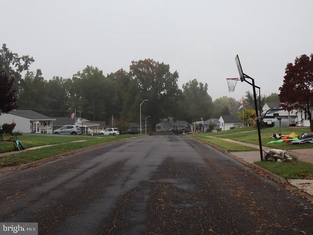29 TALL PINE LN, Levittown, PA 19054