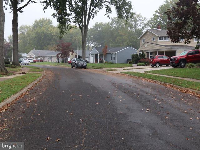 29 TALL PINE LN, Levittown, PA 19054