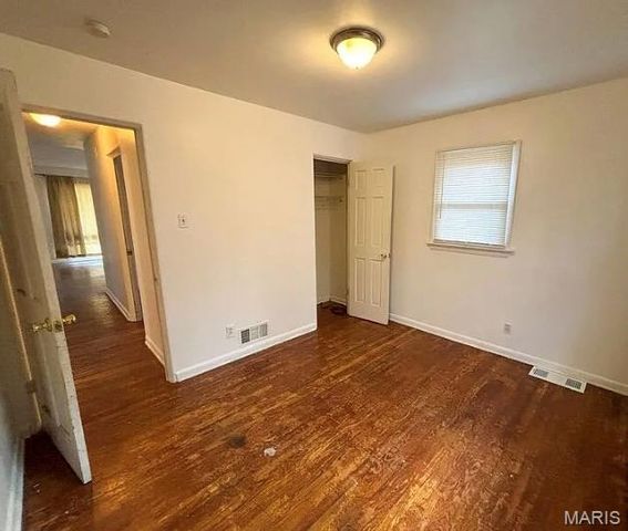 6636 Kenwood Drive, St Louis, MO 63121