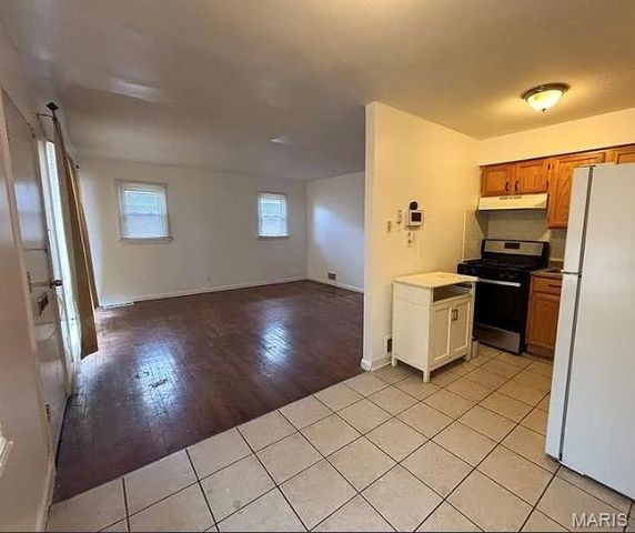 6636 Kenwood Drive, St Louis, MO 63121