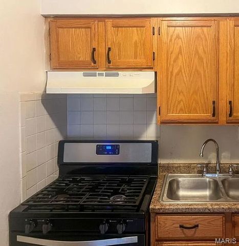 6636 Kenwood Drive, St Louis, MO 63121