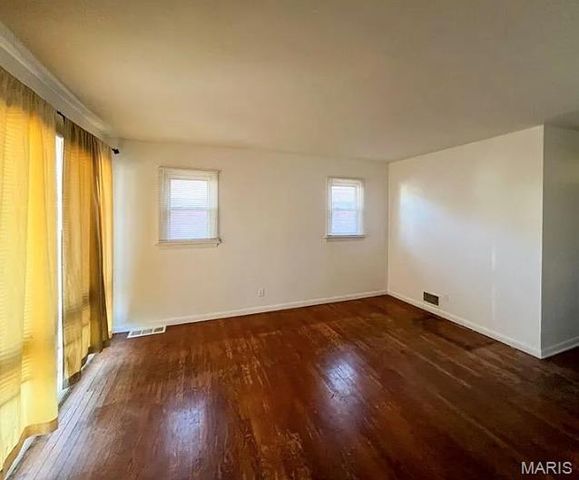 6636 Kenwood Drive, St Louis, MO 63121