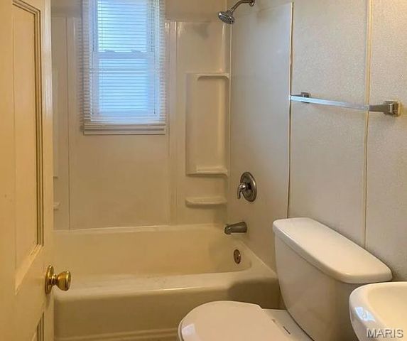 6636 Kenwood Drive, St Louis, MO 63121