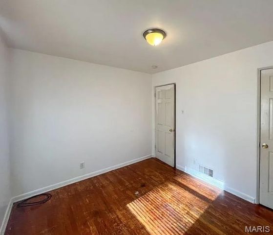 6636 Kenwood Drive, St Louis, MO 63121