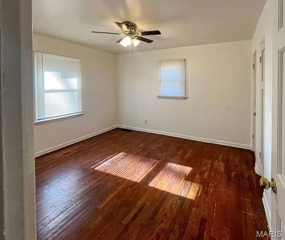 6636 Kenwood Drive, St Louis, MO 63121