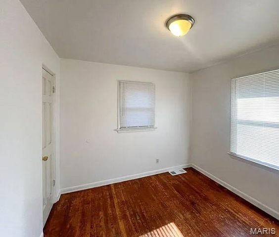 6636 Kenwood Drive, St Louis, MO 63121