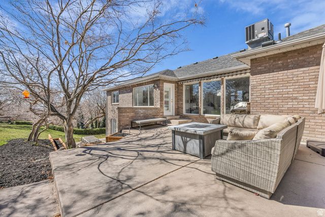 882 E WINDSOR LN, Kaysville, UT 84037