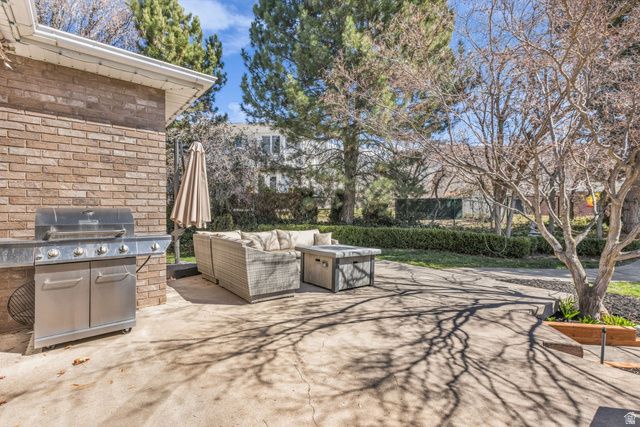 882 E WINDSOR LN, Kaysville, UT 84037