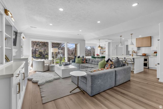 882 E WINDSOR LN, Kaysville, UT 84037