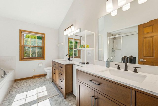 3818 Centennial CIRCLE, Milwaukee, WI 53221