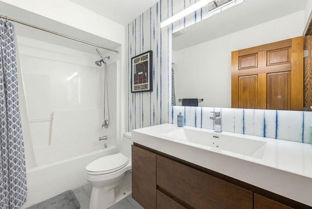 3818 Centennial CIRCLE, Milwaukee, WI 53221