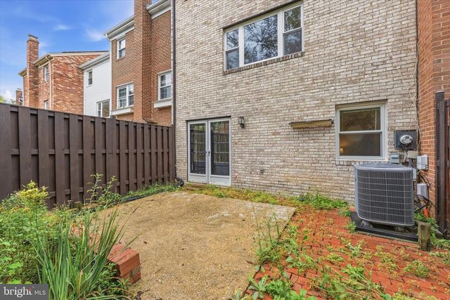 10413 COURTHOUSE DR, Fairfax, VA 22030