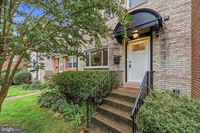 10413 COURTHOUSE DR, Fairfax, VA 22030