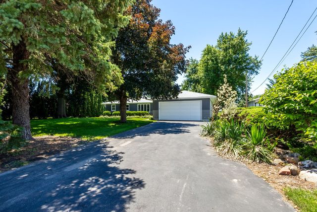 6205 W Kimberly Road, Davenport, IA 52806