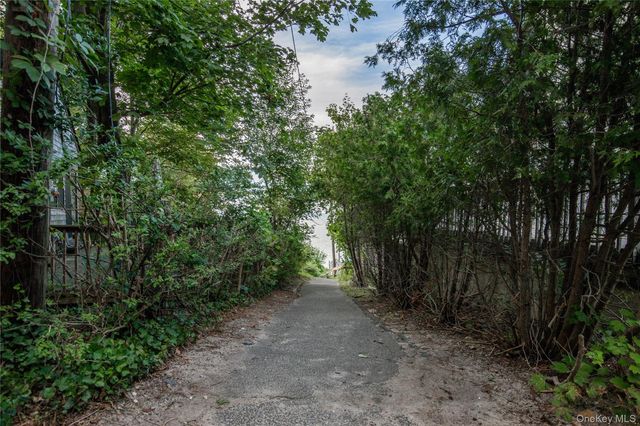 28 Hillcrest Drive, Baiting Hollow, NY 11933