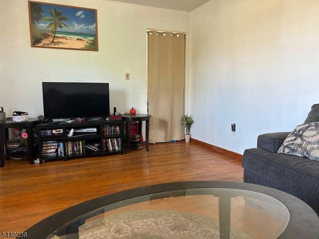 129 Hampton St, Metuchen Boro, NJ 08840