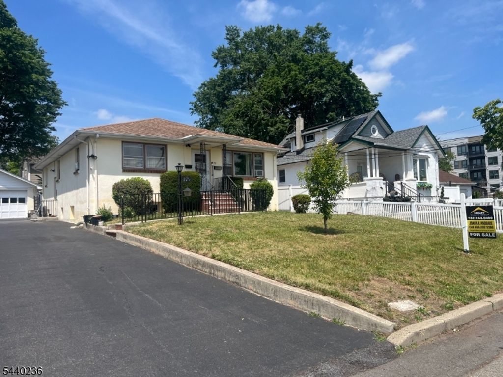129 Hampton St, Metuchen Boro, NJ 08840