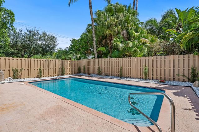 6682 NW 25th Way, Boca Raton, FL 33496