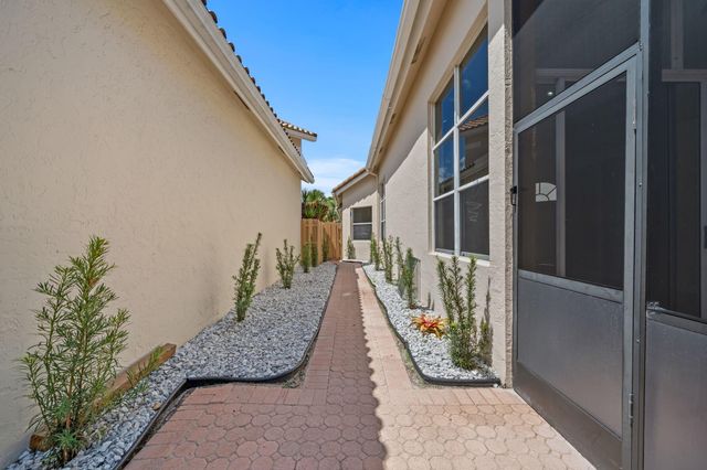 6682 NW 25th Way, Boca Raton, FL 33496