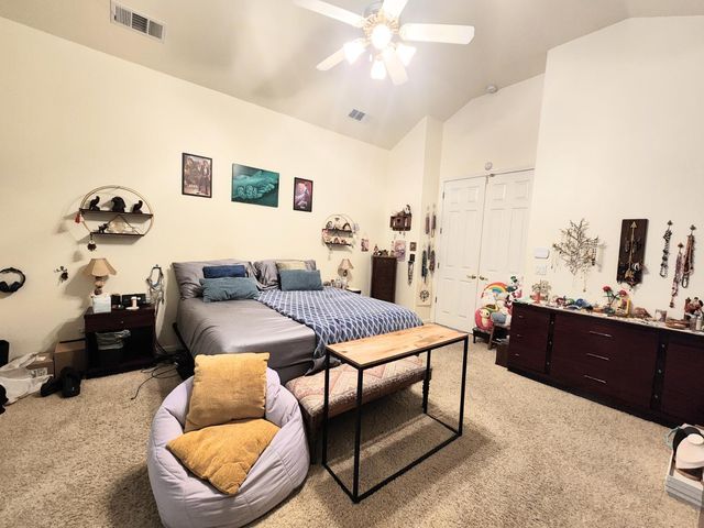 563 W Omaha Avenue, Clovis, CA 93619