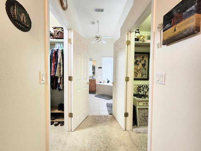 563 W Omaha Avenue, Clovis, CA 93619